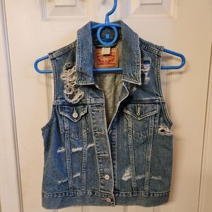 Levi's distressed vest size M